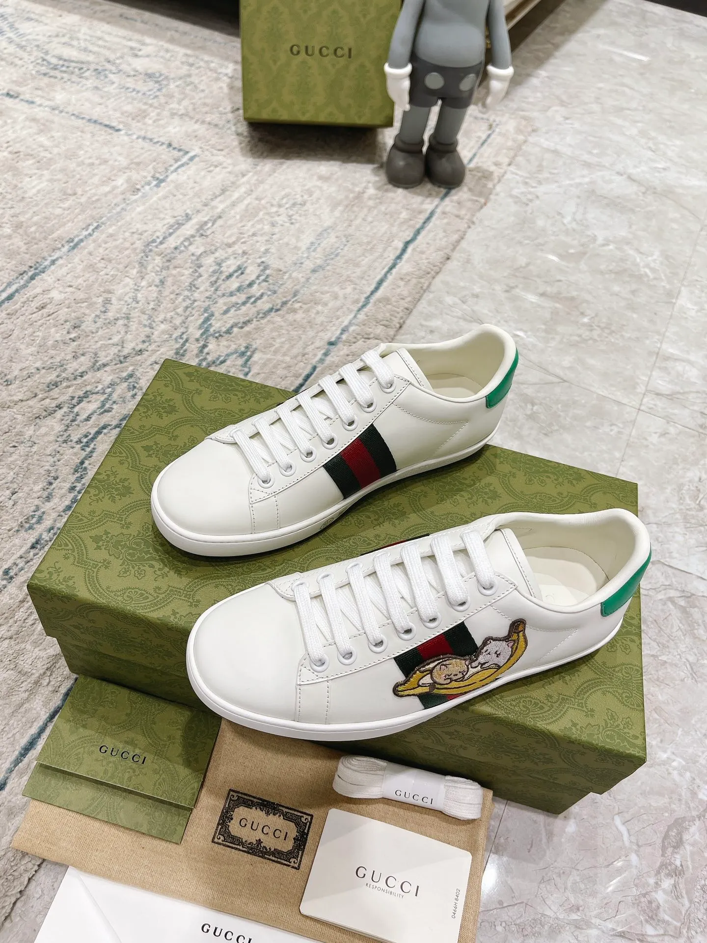 👟👟Ex-factory price 440👟👟 Women's shoe factory GUCCi's latest anti-counterfeiting line classic sports lace-up white shoes for couples ☝︎57 layouts of the whole series are shipped with high quality★ Color matching is being updated continuously... 🔥Look for our upgraded version quality, original mold opening ✔️Original last shape ✔ Everything is authentic from the inside out🥊 🍬Material: 🔸The upper is made of Italian cowhide imported from the original factory. The comfort and softness are higher than ordinary cowhide from domestic factories. ➕Full cowhide lining and foot pads. The lining adopts the same lasting method as the original. The midsole is also printed with double G and the insole is also original molded. 3D craftsmanship❗️Different from ordinary products in the market❗️➕The outsole adopts the original high-density one-to-one sole➕⚠️The snakeskin tail is consistent with the authentic color, and the real snakeskin is a small piece➕🗯The embroidered patches are also authentic. After disassembly, each color comparison is accurate before shipment‼ ️ Shoe size: Female 35-40 Male 39-44